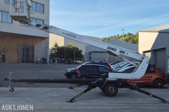 Dino 180T tilhengermontert teleskoplift - 18 m arbeidshøyde - 215 kg kurvkapasitet - hydrauliske støtteben - 360 graders svingkrans